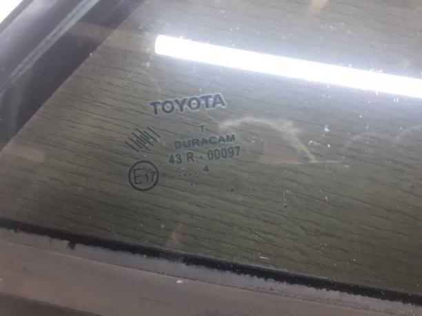 Форточка задней правой двери Toyota Corolla E18 6812302330
