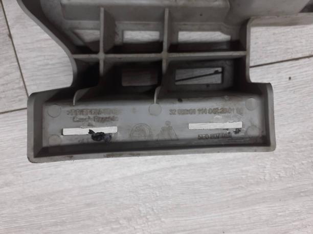 Кронштейн форсунки омывателя Skoda Octavia A7 04E121116C