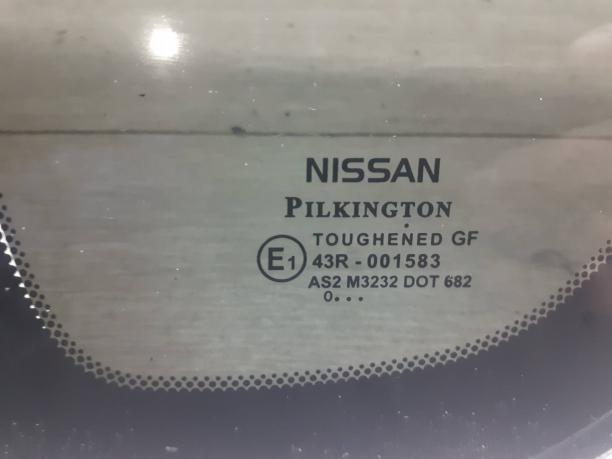 Стекло боковое левое Nissan Note E11 833019U000