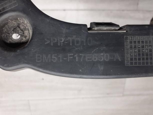 Кронштейн заднего бампера правый Ford Focus 3 1729766