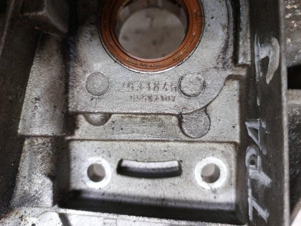 Крышка двигателя Opel / Chevrolet с дефектом 55582107