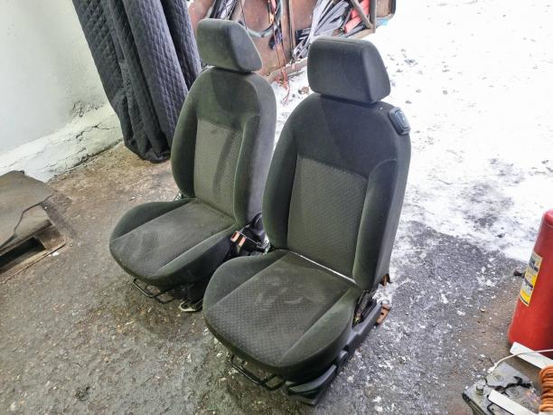 Сиденья передние откидные Ford Fiesta 5 