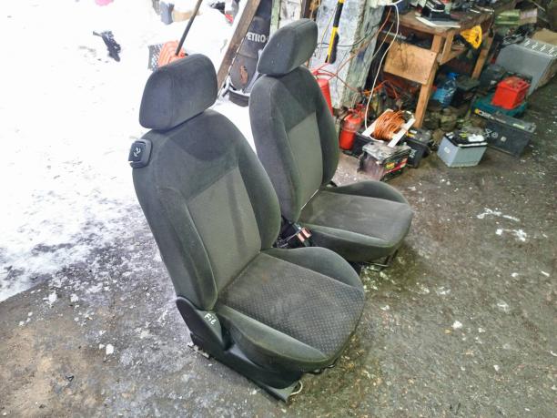 Сиденья передние откидные Ford Fiesta 5 