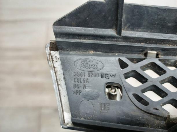 Решетка радиатора Ford Fiesta 5 2S618200BGW