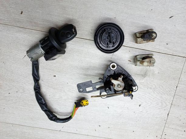 Замок зажигания Renault Duster 7701471220
