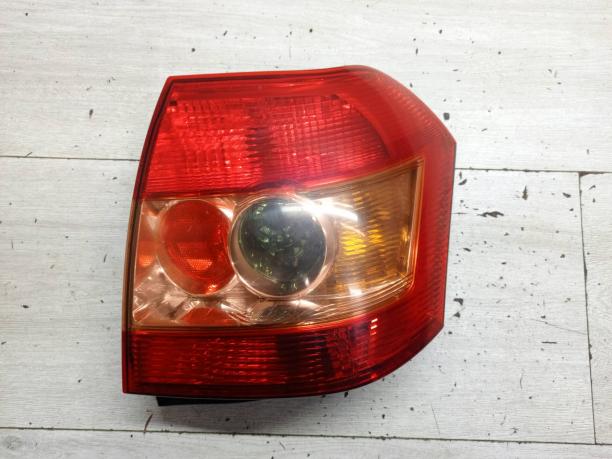 Фонарь задний правый Corolla E12 хетчбэк 81551-02300