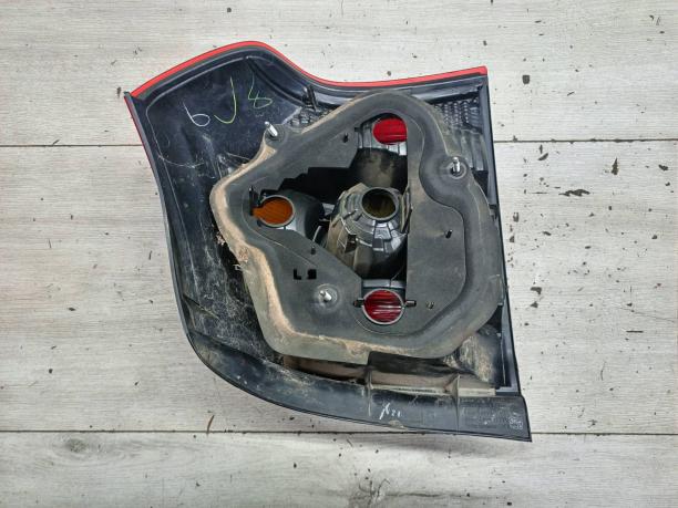 Фонарь задний правый Corolla E12 хетчбэк 81551-02300