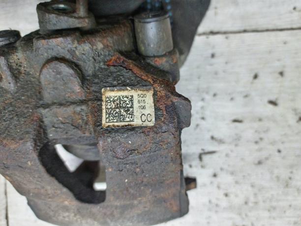Суппорт передний правый VAG 8V0615124