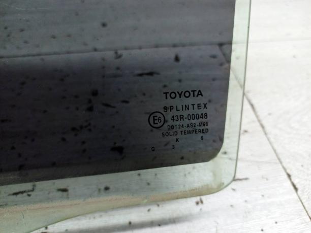 Стекло задней левой двери Toyota Corolla E12 68104-02080