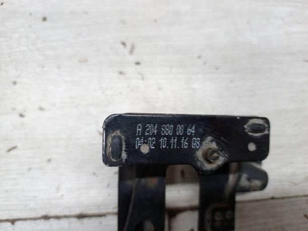Крюк замка капота Mercedes 2048800064