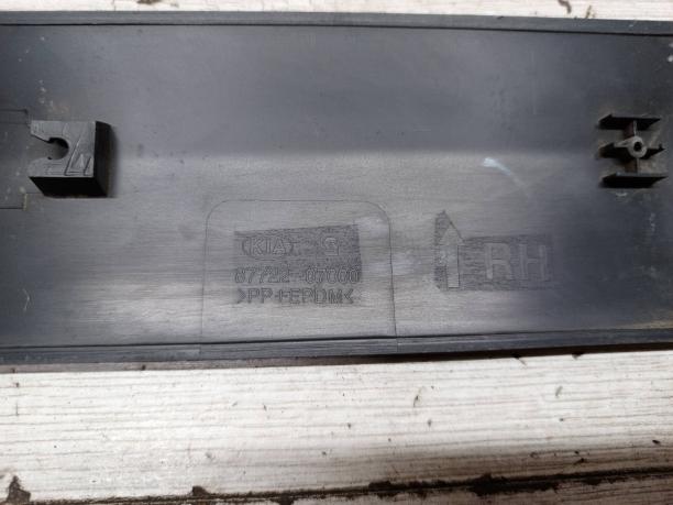 Молдинг двери передней правой Kia Picanto 87722-07000