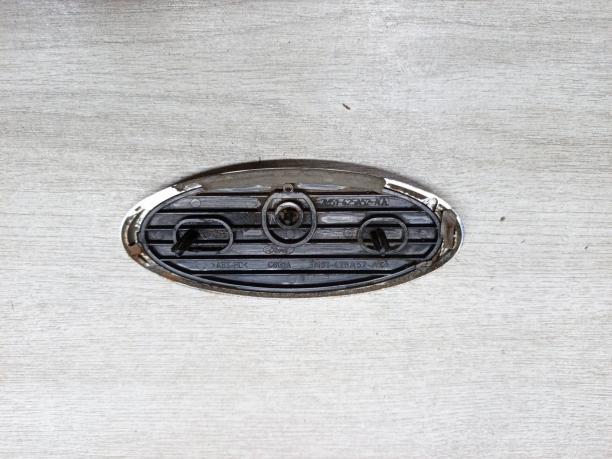 Эмблема крышки багажника Ford 3M51425A52AC