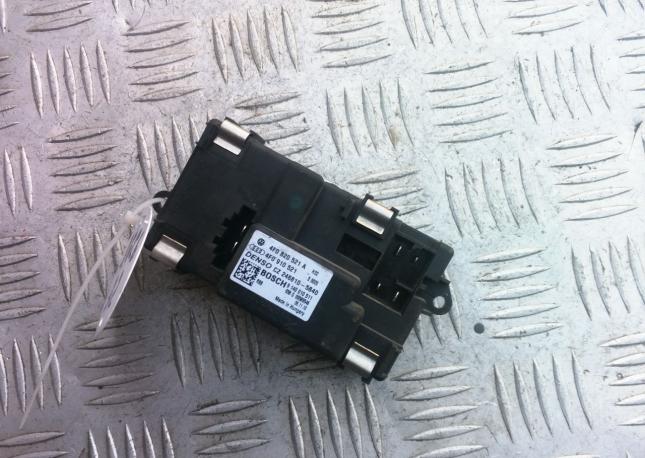  Резистор отопителя на Ауди А6 С6  4F0820521A