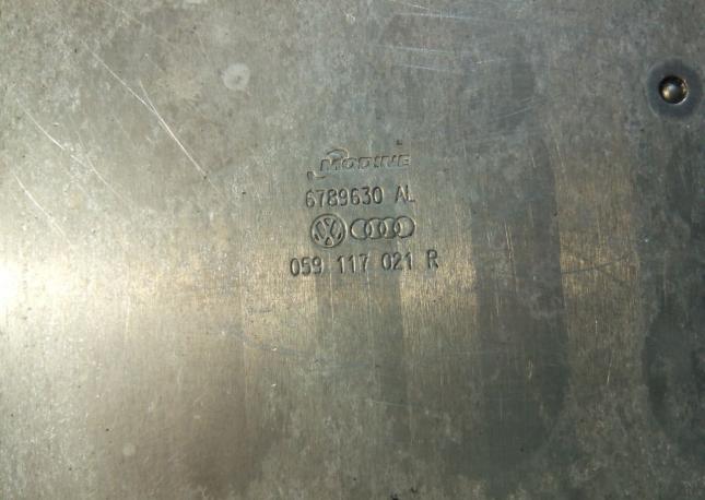  Радиатор масляный на Фольксваген Туарег  059117021R