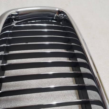 BMW E38 Решетка радиатора хром правая 750i 51138172280