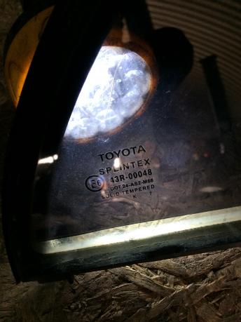 Стекло задней правой двери Toyota Avensis 2 6812305050