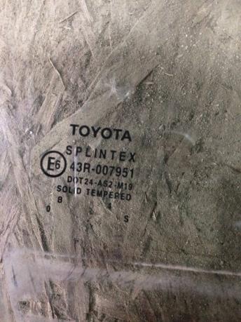 Стекло передней правой двери Toyota Corolla E12 6810102100