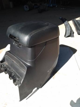 Подлокотник Mitsubishi Pajero 4 MR655312