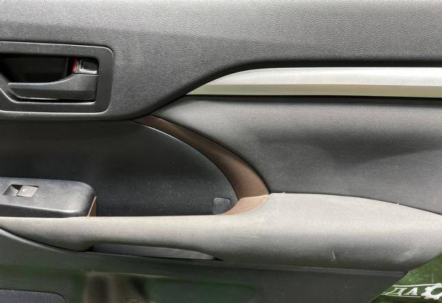Обшивка боковой двери задняя правая Toyota 67630-0E460-C3