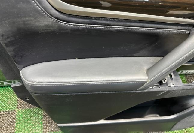 Обшивка боковой двери передняя левая Lexus Lx 67620-60X30-C4