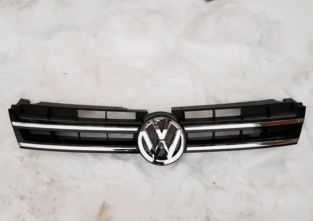 Решетка радиатора Volkswagen Touareg свыше 2011 г 