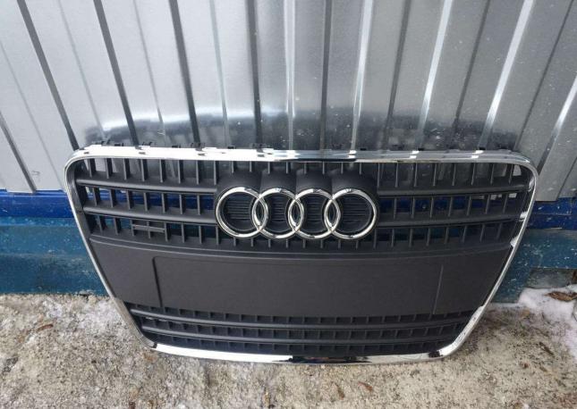 Решетка радиатора Audi Q7 без дефектов 