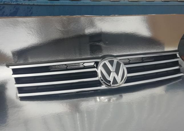 Решетка радиатора Volkswagen Touareg NF Рест FL 