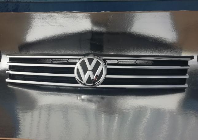 Решетка радиатора Volkswagen Touareg NF Рест 