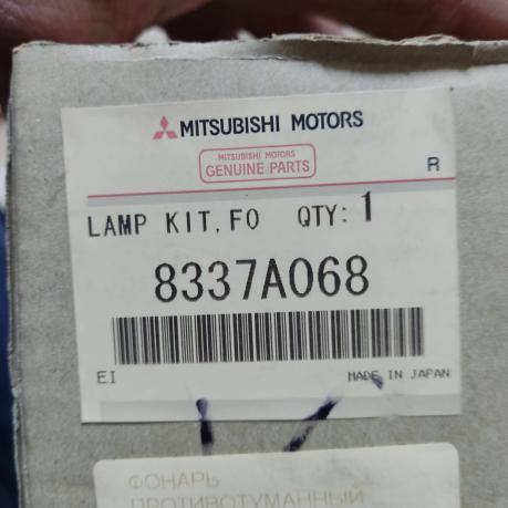 Фара противотуманная задняя Mitsubishi Pajero 4 8337A068