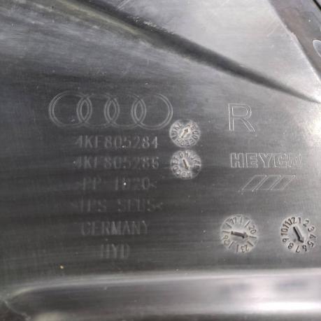 Пластик подкапотный правый Audi e-tron 4KE805284