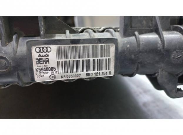 Радиатор охлаждения  Audi  A4 8K0121251R