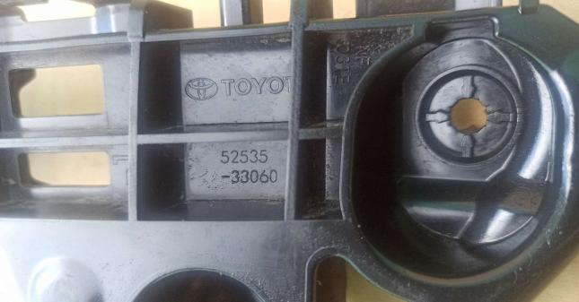 Кронштейн переднего бампера правый Toyota Camry 70 52535-33060