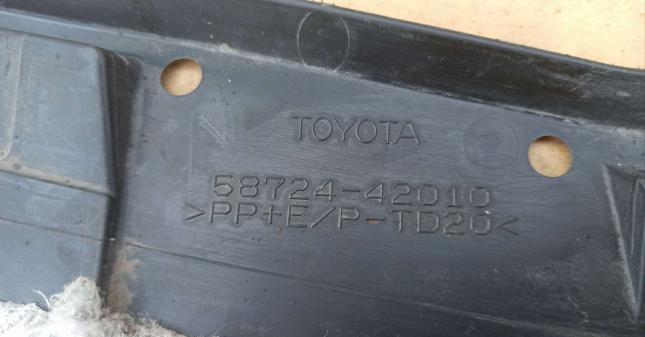 Пыльник заднего бампера левый Toyota Rav4 (CA40) 58724-42010