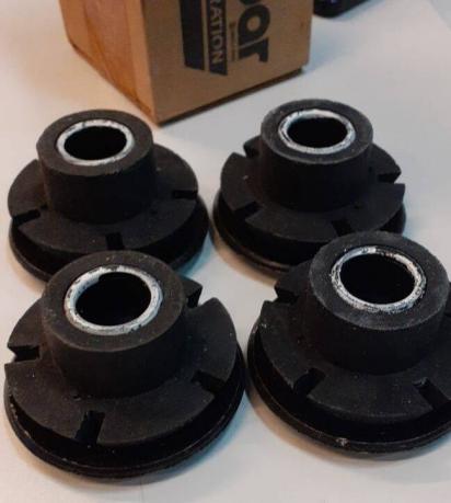 Сайлентблоки подрамника Chrysler LHS 1 04582973