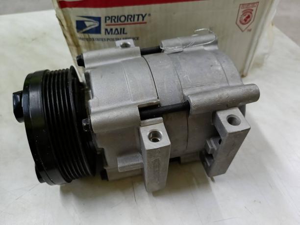 Компрессор кондиционера Ford Crown Victoria 58129
