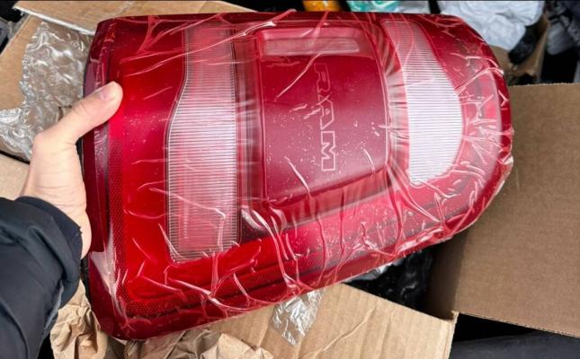 Фонарь задний правый Dodge Ram 55112990AD