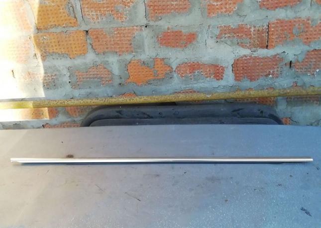 Уплотнитель рамки стекла перед правий Opel Insigni 22834389