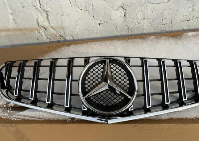 Решетка радиатора Mercedes W207 