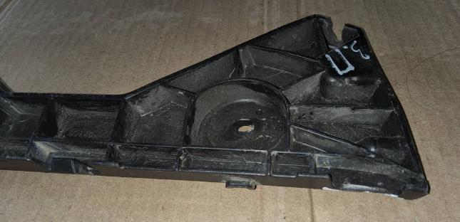Кронштейн заднего бампера Skoda Rapid 60U807394