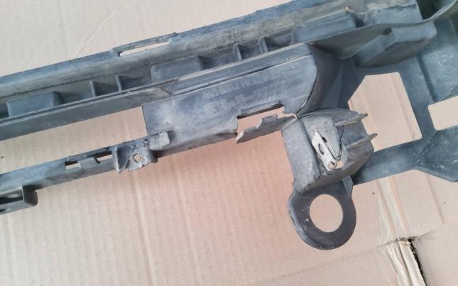 Кронштейн бампера Mercedes W213 E A2138852500