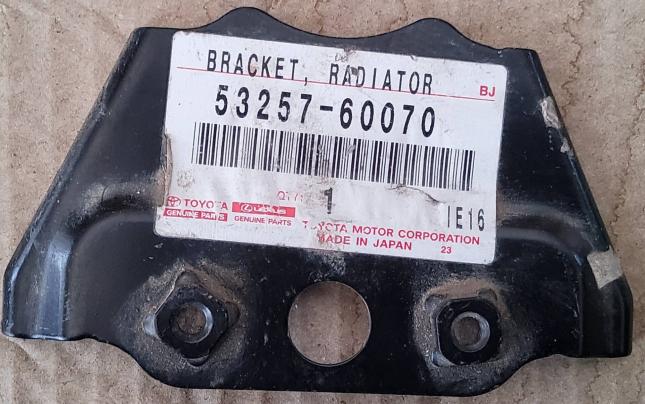 Кронштейн радиатора Toyota Land Cruiser Prado 5325760070