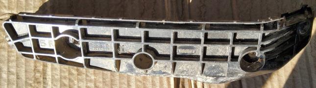 Крепление бампера переднего Toyota Land Cruiser Prado 5211560160
