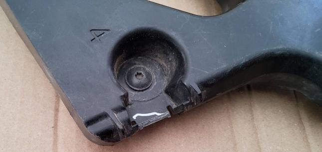 Кронштейн бампера Audi A8 4NO807454
