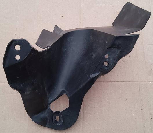 Кронштейн решетки радиатора Mazda 3 BBP2501U1
