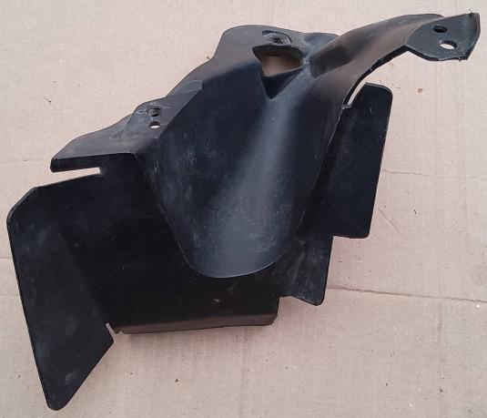 Кронштейн решетки радиатора Mazda 3 BBP2501U1