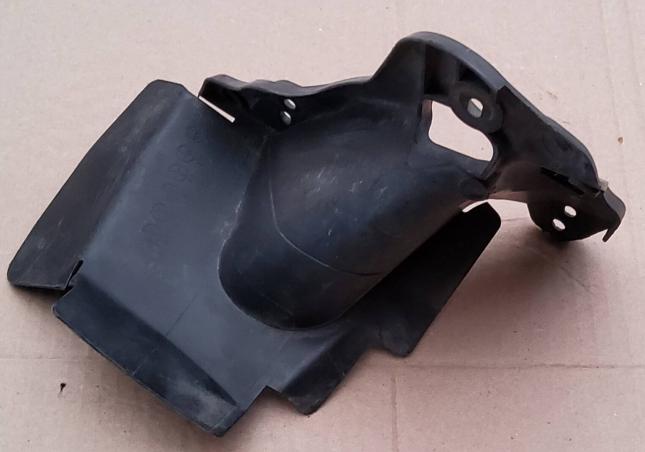 Кронштейн решетки радиатора Mazda 3 BBP2501V1