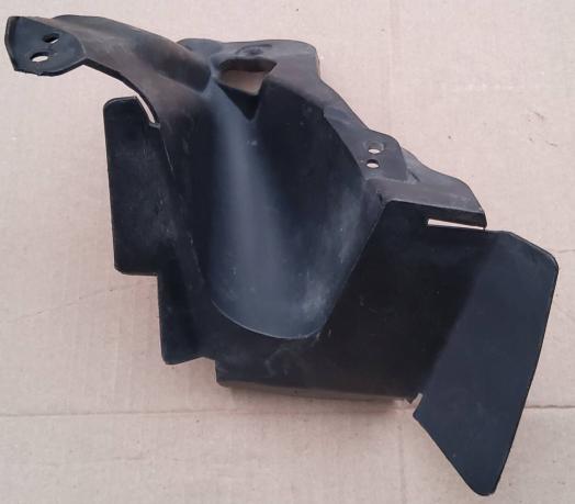 Кронштейн решетки радиатора Mazda 3 BBP2501V1