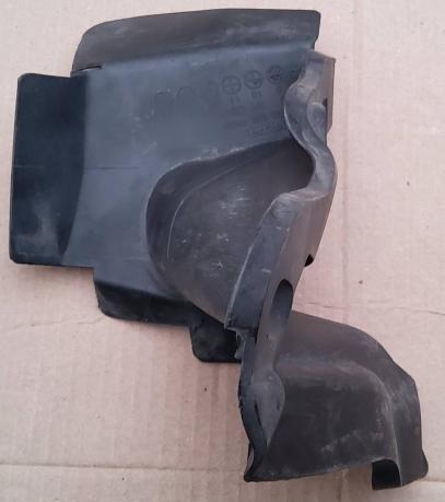 Кронштейн решетки радиатора Mazda 3 BBP2501V1