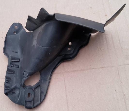 Кронштейн решетки радиатора Mazda 3 BBP2501V1