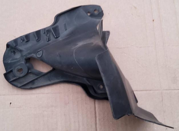 Кронштейн решетки радиатора Mazda 3 BBP2501V1